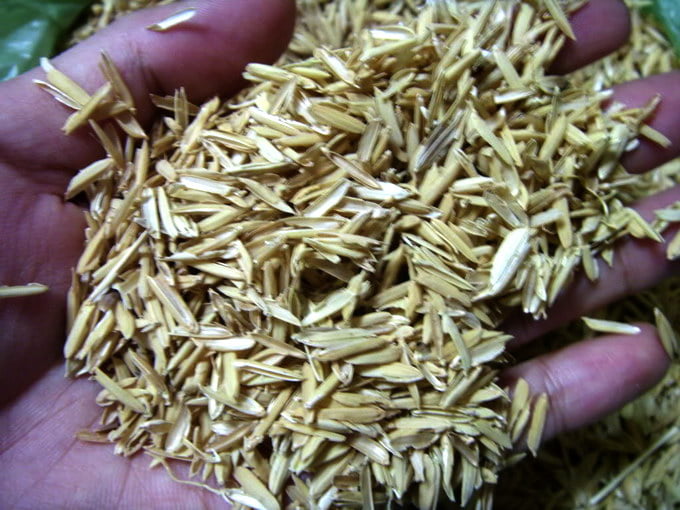Củi trấu thanh sử dụng 100% nguyên liệu từ vỏ trấu